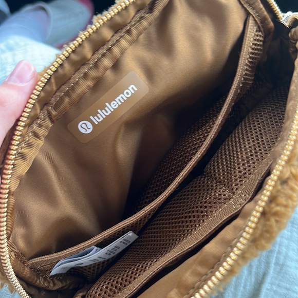 Lululemon Everywhere Belt Bag Fleece Burnt Caramel - Picture 3 of 5